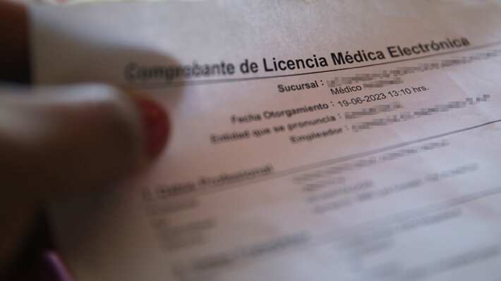 Puerto Montt: Funcionario municipal con licencia médica acumuló 400 faltas al trabajo e hizo 20 viajes fuera del país