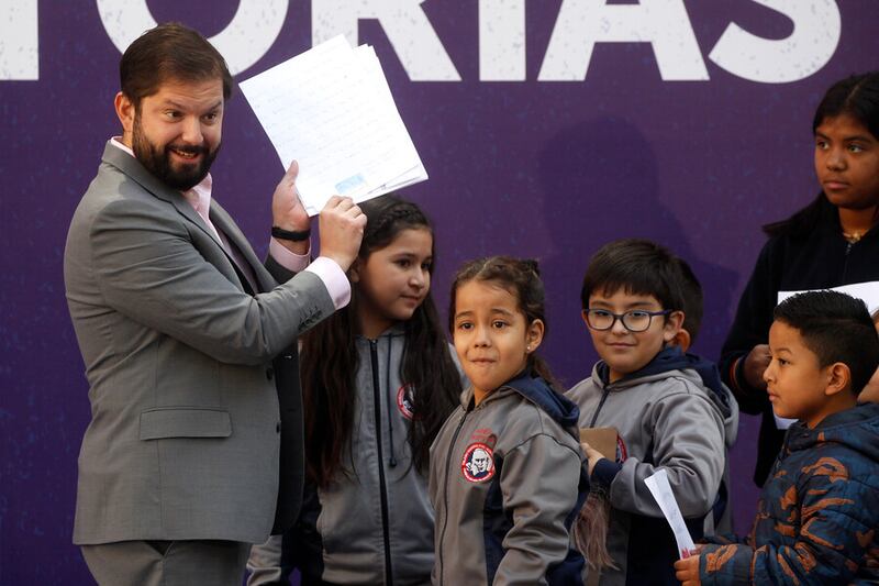 Presidente Boric saluda a los niños