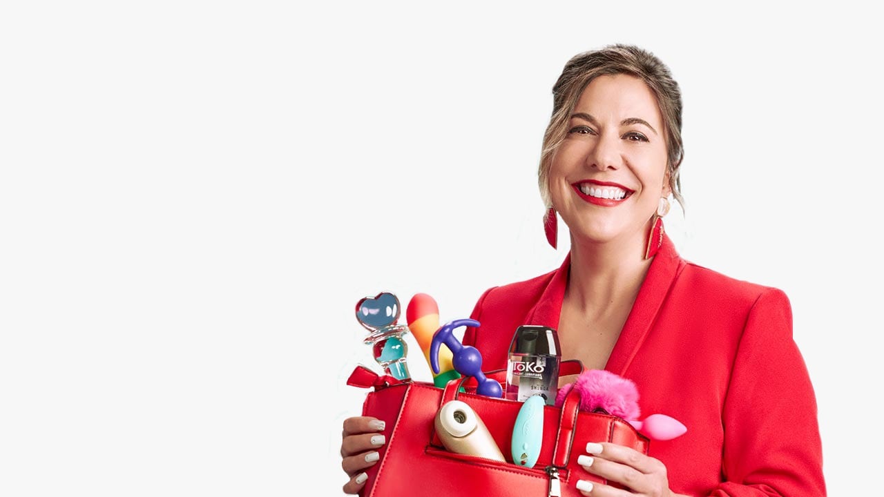 El año 2006, Jane Morgan -una estadounidense con apariencia de chilena- compró el primer pequeño embarque de juguetes sexuales directo de los EEUU, con la intención inicial de presentarlos a sus amigas más cercanas. Sin embargo, el alcance que tuvo aquella primera negociación, se expandió más allá de su círculo íntimo, llegando a un amplio número de mujeres y hombres, atrayendo también la atención de los medios de comunicación.
Así nació Japi Jane y con ella, esta figura femenina que vino a sacudir y hacer vibrar, en todo sentido, las mentes de un Chile que, definitivamente experimentaría un cambio en la percepción de la sexualidad.
Jane Morgan, más conocida como “Japi”, instaló su pequeño santuario de juguetes para grandes, abriendo sus puertas no sólo a los curiosos, sino que a muchas mujeres que jamás en la vida pisaron un sex shop o tuvieron en sus manos un juguete sexual.