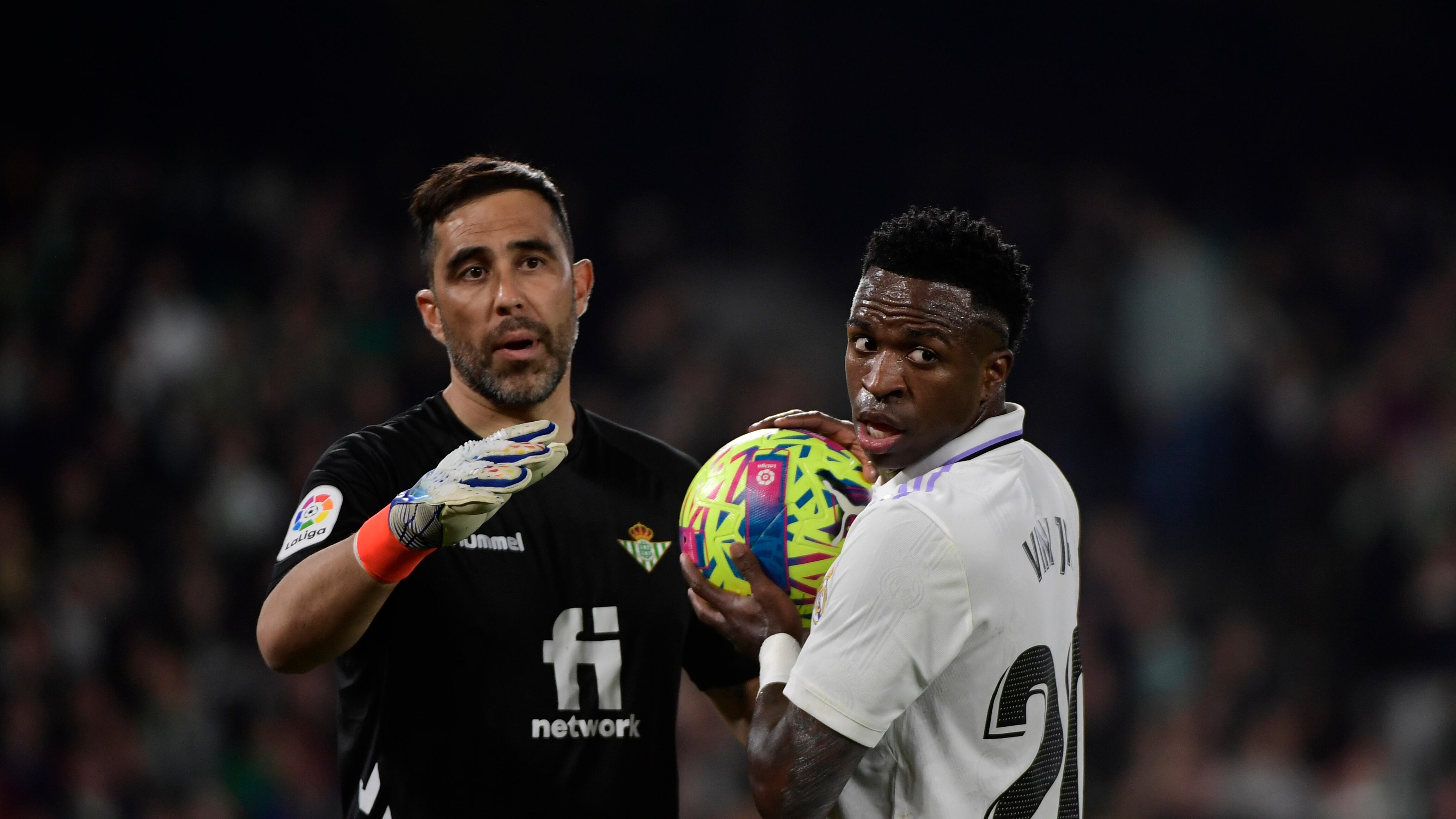 Claudio Bravo y Vinícius Jr., en el último Betis-Real Madrid. / AFP