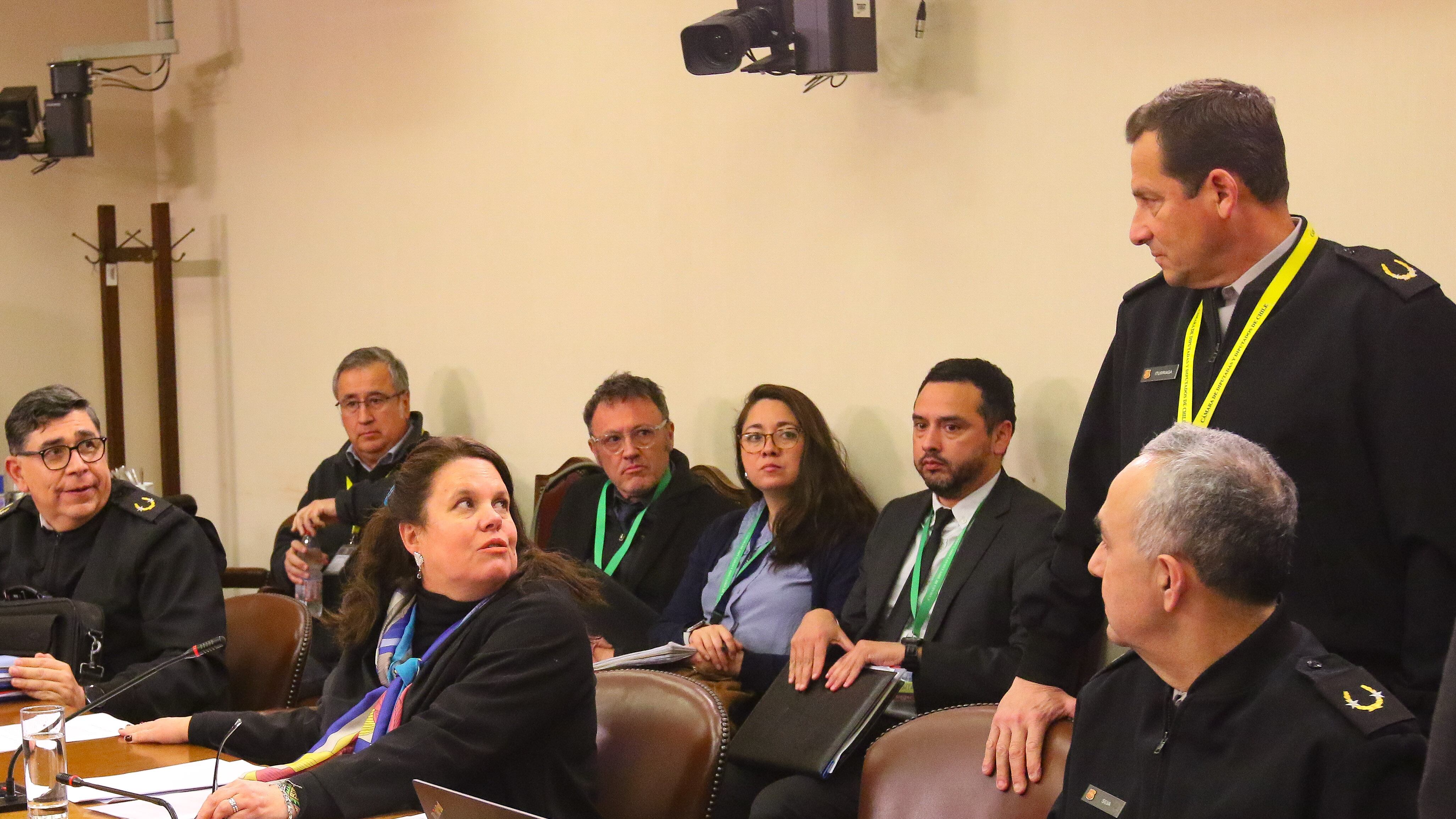 Ministra Fernández conversa con el comandante Iturriaga en el Congreso. / AGENCIAUNO