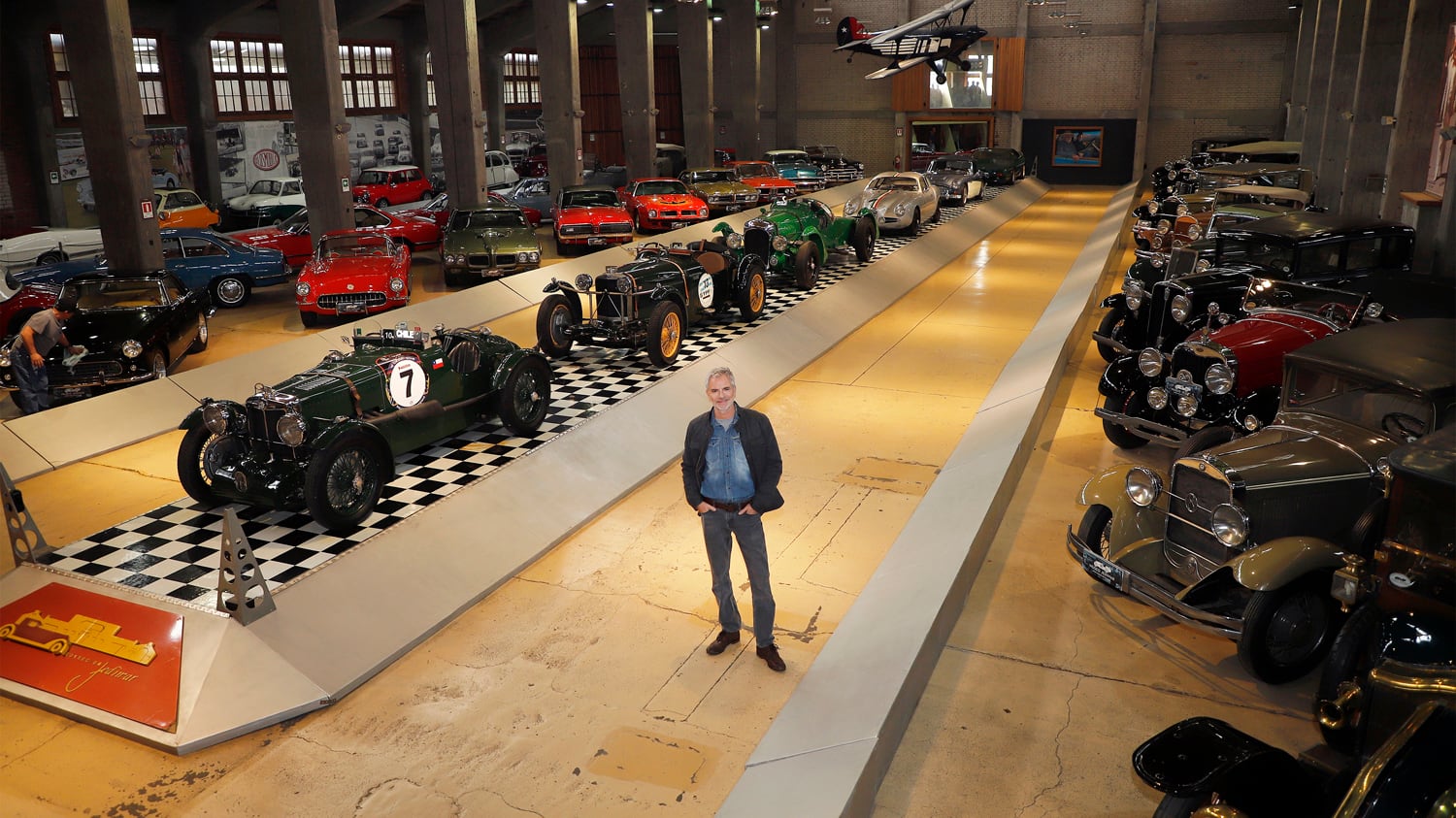 El actor Álvaro Rudolphy tendrá un renovado 2025 en materia profesional. Tras su regreso a las teleseries de Mega, también se teletransportará como animador, pero en el canal de al lado. Precisamente en el 13.
Rudolphy será el conductor de un nuevo programa del Área de Entretención y Cultura del 13, donde mezclará su pasión por la conversación y las colecciones. Todo esto debido a que ambos tópicos serán la base del espacio que se estrenará próximamente.
El espacio llevará por nombre “El coleccionista” y mostrará las historias de vida de personas, anónimas y famosas, que tienen alguna colección, que pueden ser desde boletos de micro hasta aviones en miniatura o automóviles antiguos, pasando por billetes, juguetes, vinilos y arte contemporáneo, entre muchos otros.
Pero su elección como conductor no fue al azar, puesto que él también es un coleccionista. A lo largo de su vida ha coleccionado sopletes, llegando a tener en la actualidad 360. Y justamente esa faceta le ha servido mucho para debutar en la conducción con este programa.
Felipe Morales, productor ejecutivo del Área de Entretención y Cultura del 13, detalla las razones tras la elección del actor como figura a cargo de “El coleccionista”: “Estamos muy contentos como Cultura de sumar a Álvaro a este proyecto porque es un eximio coleccionista de sopletes, tiene una extensa colección, y nos parecía que el amor y el respeto que tiene por los coleccionistas lo hacía el intérprete adecuado para este programa”.
A lo anterior, Morales añade que “todos conocemos a alguien que tiene una colección, todos guardamos recuerdos... y creo que Álvaro, con su espíritu y la horizontalidad que tiene con la gente, se transforma en la persona idónea para liderar este programa que es muy importante para el Área de Cultura del 13”.
“El coleccionista”, con Álvaro Rudolphy, pronto en el bloque cultural de los fines de semana del 13 y por todas sus plataformas.