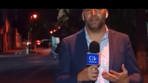 El periodista daba cuenta de un trágico momento en el barrio Bellavista, sin percatarse de lo que ocurría a su espalda.