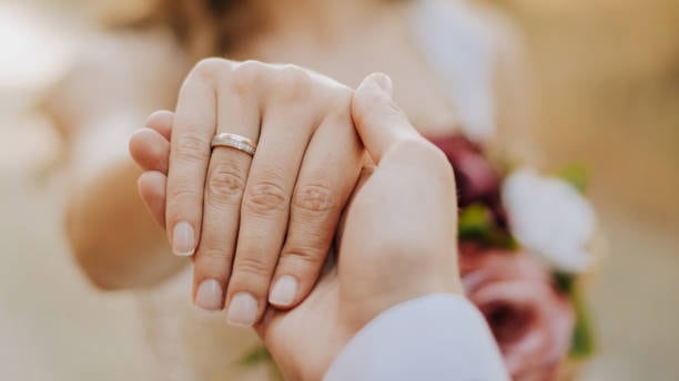 Imagen referencial manos de matrimonio