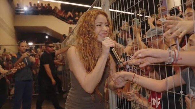 Shakira da concierto afuera de su hotel en Chile