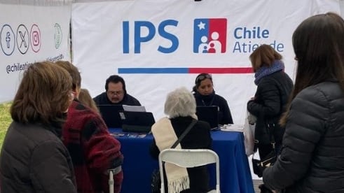 Una mujer adulta mayor consulta en una de las oficinas móviles de ChileAtiende.