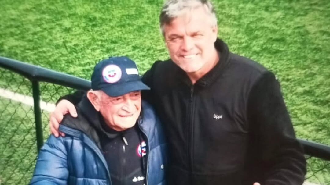 El otrora futbolista formado en Audax Italiano reconoció haber quedado muy apenado con el fallecimiento del entrenador de 83 años. "Es como perder a un padre", dijo.