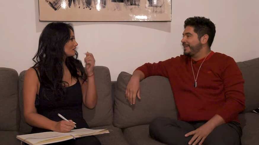 El periodista de TVN Gino Costa desclasificó una apasionada noche de pasión que tuvo en las afueras de una fuente de soda en sus años mozos, producto de los efectos de la bebida y la hormonal juventud.
Fue en conversación con Pamela Díaz, en su programa de Youtube “Sin editar”, donde confesó que cobijado por el toldo de un local de comida se entregó al amor y dio rienda suelta a los deseos de su cuerpo.
“”Lugar más raro donde hiciste el amor?”, le consultó La Fiera, en su espacio de preguntas y respuestas rápidas, relacionadas con la vida diaria, más alejadas de la farándula.
Fue ahí que el exanimador de “Buenos días a todos” soltó la copucha sin pensarlo dos veces, quizás, más rápido de lo que hubiese querido. Todo, producto de la espontaneidad y confianza que le inspiró la entrevistadora.
“En la calle”, reveló de una y sin ninguna vergüenza, puesto que fue de noche, bajo el toldo de una fuente de soda.
“No me aguanté a llegar a la casa. Igual entretenido, mantiene viva la llama”, sentenció, todo en tono de broma y distención.