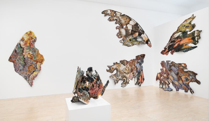 Inspirada por la intrincada estructura de las alas de mariposa reales, la artista Rebecca Manson transforma minúsculos detalles naturales en impresionantes esculturas a gran escala. Foto: Jessica Silverman Gallery.