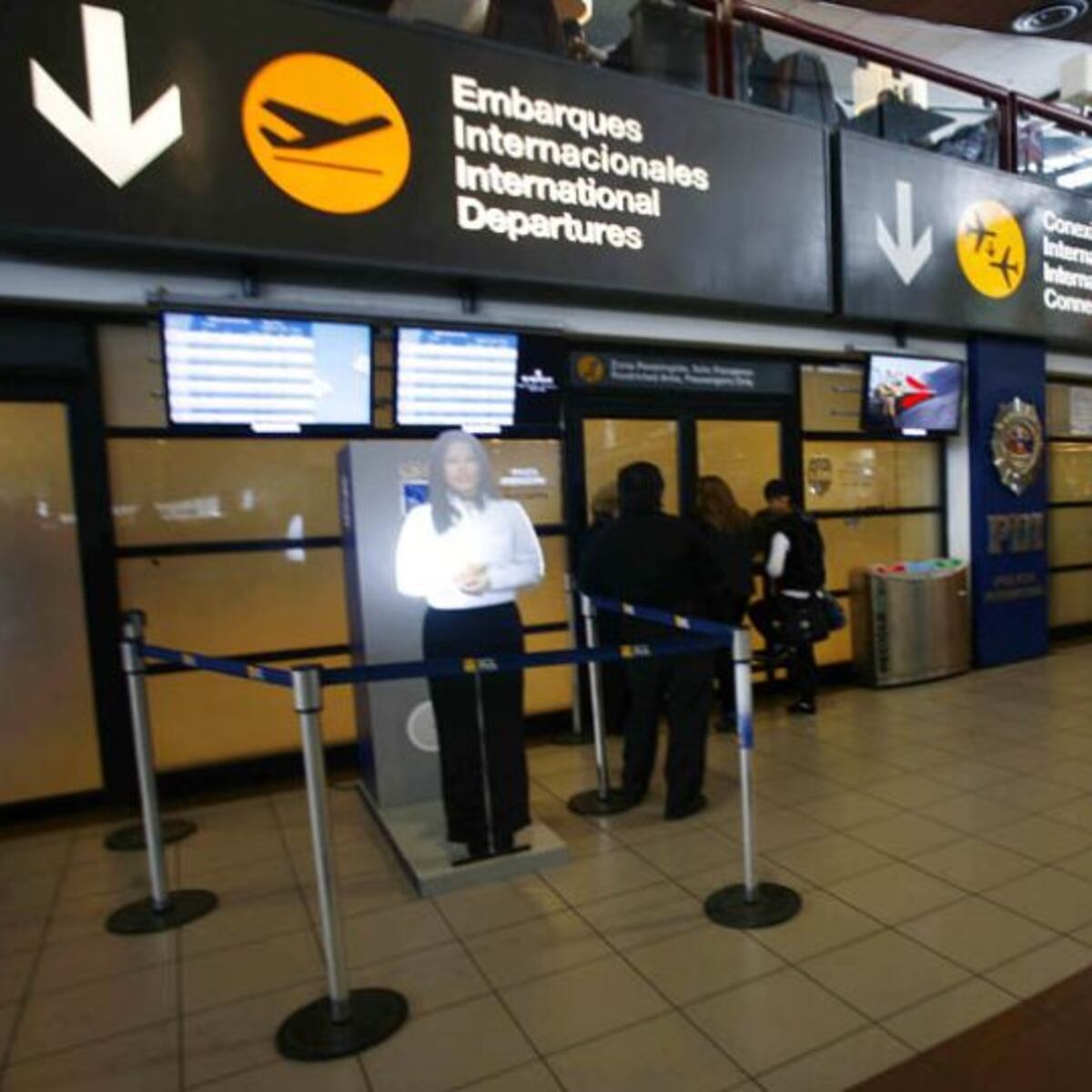 Funcionarios públicos viajaron al extranjero estando con licencia médica Funcionarios públicos viajaron al extranjero estando con licencia médica