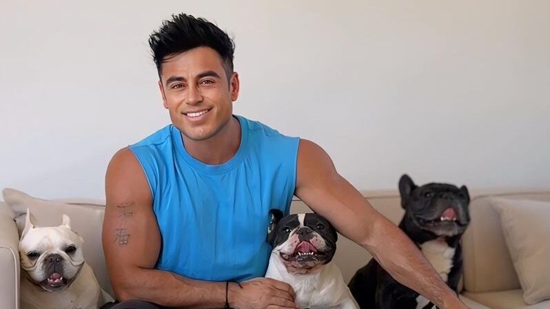 El bailarín regresó a su natal Brasil para acompañar a su familia a un mes del asesinato de su tío y su prima.