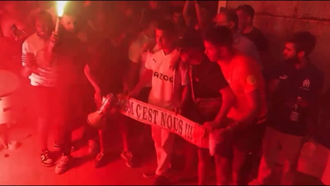 Los hinchas del Marsella le brindaron una eufórica bienvenida al delantero chileno.