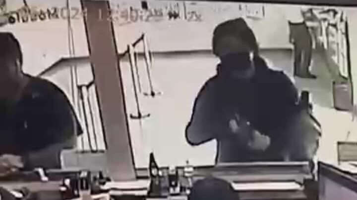 Mujer asalta sucursal bancaria en Antofagasta. Pantallazo.