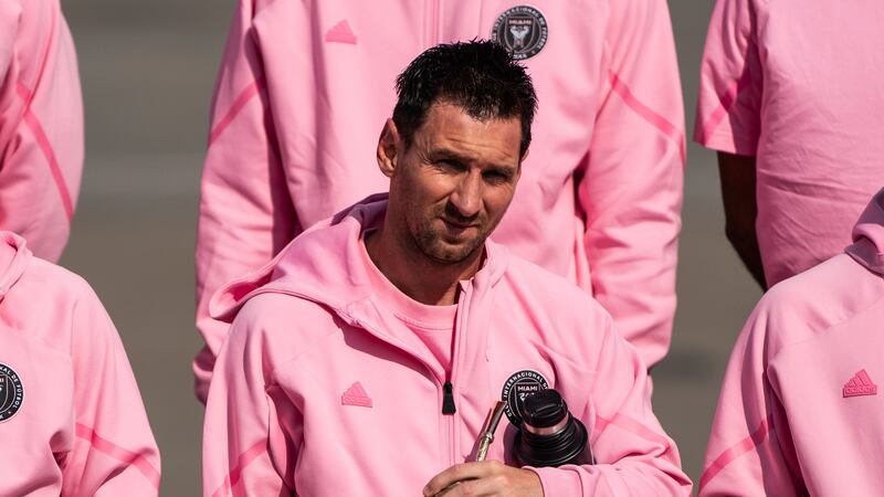 Por la ausencia de Messi en Hong Kong, negocian con los fans para evitar demandas