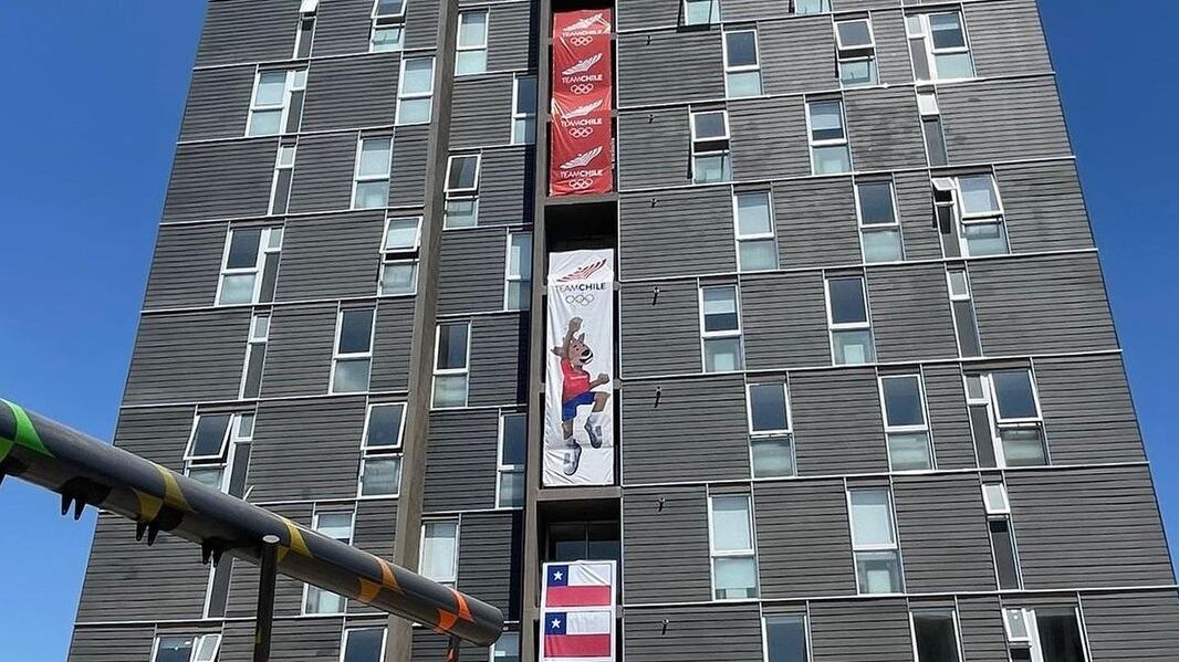 Captura fotográfica del frontis de la Villa Panamericana, recinto que acogerá a los deportistas que participarán desde este fin de semana en los Juegos de Santiago 2023.