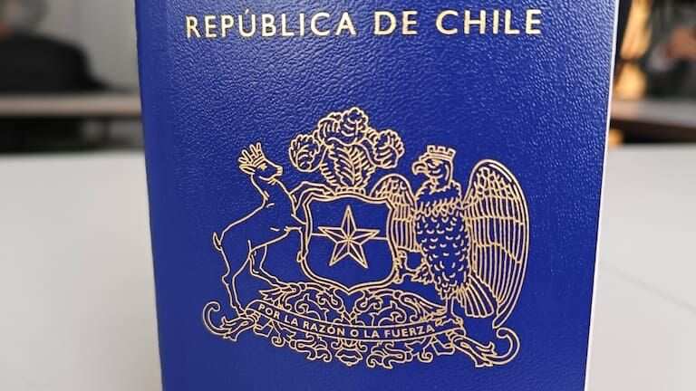 Reportan problemas con la Visa Waiver y nuevo pasaporte chileno: embajada de EE.UU. emitió declaración