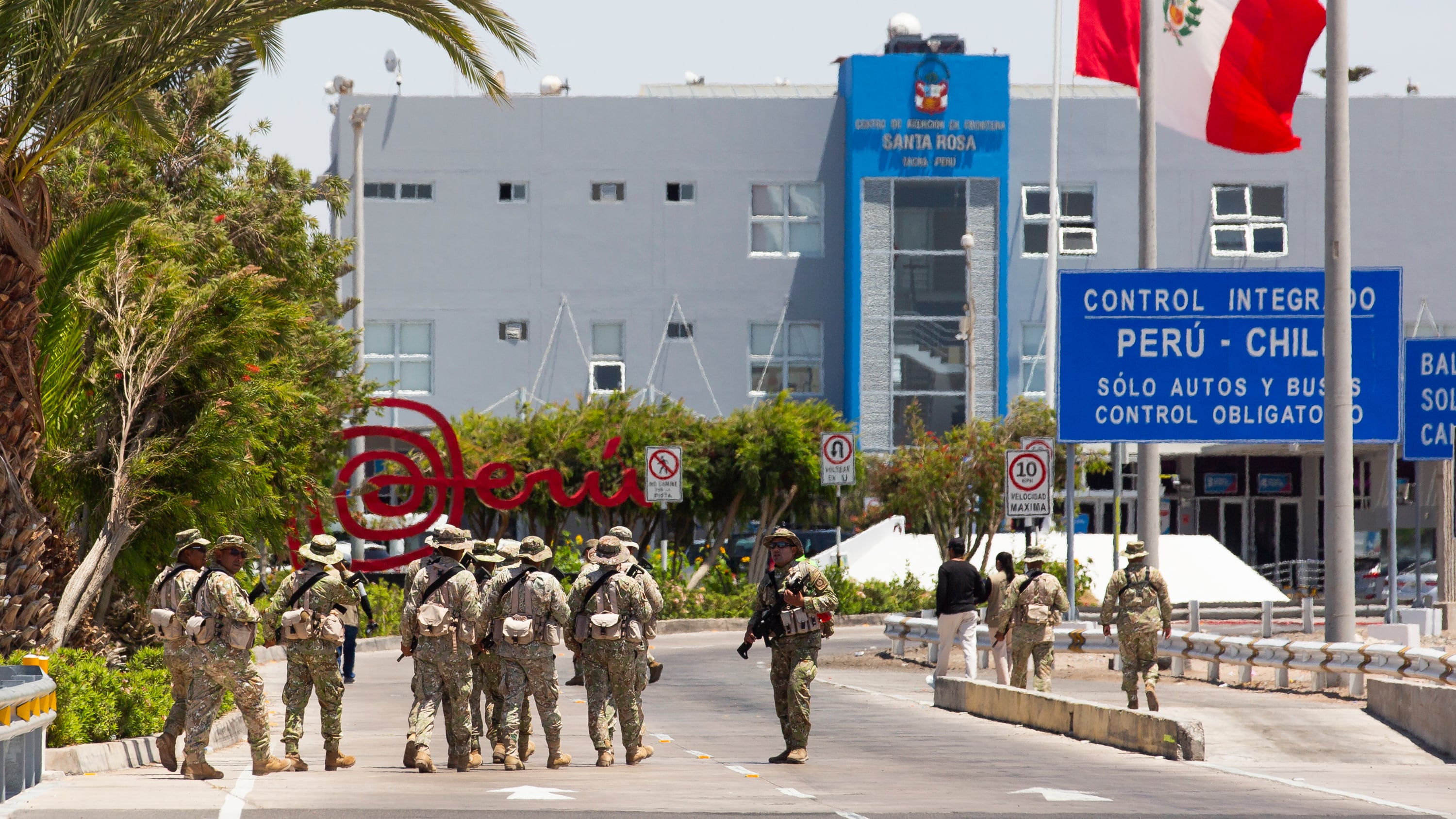 Gobierno insiste en que las instituciones chilenas tienen capacidad suficiente para manejar el contexto sin caer en crisis migratoria.