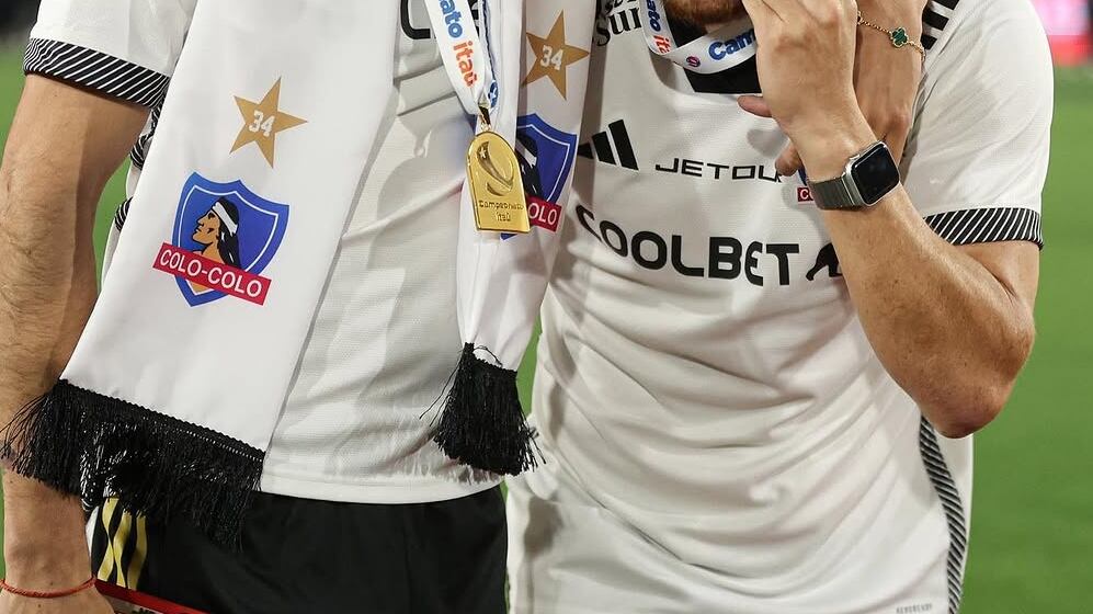 Este lunes se filtraron por redes sociales las primeras imágenes de la que sería la nueva camiseta oficial de Colo Colo para 2025, el año del centenario del club popular.