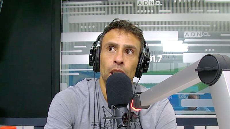 “Es distinto a lo que cometí yo en la Selección”: el particular análisis de Valdivia sobre la indisciplina de Leandro Fernández