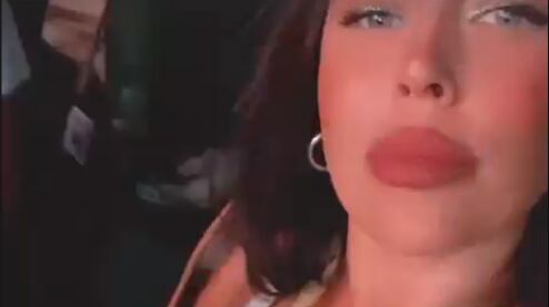 “Si tú sientes mi falta, si tienes ganas de mandarme mensajes si me extrañas, tienes que hacer lo mismo que hacías con tu consideración, metértela en el cu…”, dijo Daniela Aránguiz en el primer video, en lo que sería una respuesta al obsequio de Jorge Valdivia.