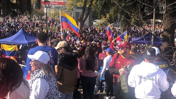 Con pancartas, banderas y cánticos decenas de venezolanos se reunieron en la comuna de Providencia a la espera de los resultados de las elecciones presidenciales de su país, confiando en que uno de los nueves candidatos que se presentaron pueden reemplazar al actual presidente, Nicolás Maduro.
En Venezuela en tanto, los centros de votación abrieron sus puertas a las 06:00 de la mañana, para recibir a las 21 millones de personas autorizadas para sufragar en las más de 15 mil mesas habilitadas.
De hecho, el actual mandatario fue uno de los primeros en entregar su voto, señalando a la prensa que iba a respetar la decisión de los electores, sea cual fuese el resultado.
“Reconozco y reconoceré al árbitro, los boletines oficiales, y haré que se respeten”, declaró.