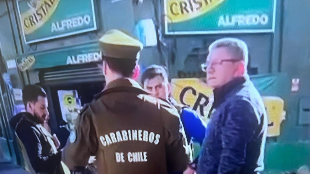 El meteorólogo Jaime Leyton relató el intento de estafa que sufrió tras quedar en panne con su vehículo en la calle Avenida Matta, en las cercanías del canal Mega.
Según explicó, tras quedar detenido por problemas con la dirección del vehículo, se acercaron dos sujetos que le aseguraron que podrían repararlo.
Pero, ahí empezaron los problemas.
Jaime Leyton contó intento de estafa
Confiadamente, Leyton subió a los hombres al auto y se trasladaron hasta una dirección cercana, donde iban a arreglar el desperfecto y llamaron a un supuesto vendedor, quien le cobró una elevada suma de dinero.
“Contactaron a un vendedor de repuestos que me quería cobrar, por dos extremos de dirección, $900 mil, lo que no estaba dispuesto a pagar, así que tuve que alargar (la conversación) hasta que alguien llegara”, relató, ya con la sospecha de que la ayuda no era tal.
Producto de ello, les explicó que no era viable pagar tal cantidad de dinero. Pero su vehículo ya se encontraba desarmado y con uno de los sujeto arriba del auto.
“Usted entenderá que (casi) un millón de pesos por esos repuestos no es”, a lo que uno de los sospechosos le contestó: “le estoy cobrando mi mano de obra, nada más”, según se escucha en un video grabado en el lugar.
Luego, el meteorólogo afirmó que le estaban cobrando $60.000 por la ayuda, lo que él mismo consideró “razonable”, y los $900 mil eran por los dos fierros de la dirección.
Al ser consultado si le iba a pagar la mano de obra —porque uno de ellos “tenía cosas que hacer”, según manifestó—, “Don Jaime” dijo que sí, pero no el monto cercano al millón. En ese momento comenzó a hacer tiempo, a la espera del equipo de prensa que llegó a su rescate.
Trabajadores de Mega llegaron a socorrerlo, haciendo que los sujetos se fueran en dirección desconocida.
Posteriormente, al comentar la situación en el matinal “Mucho gusto”, varios televidentes manifestaron haber pasado situaciones similares.
Escucha su relato aquí