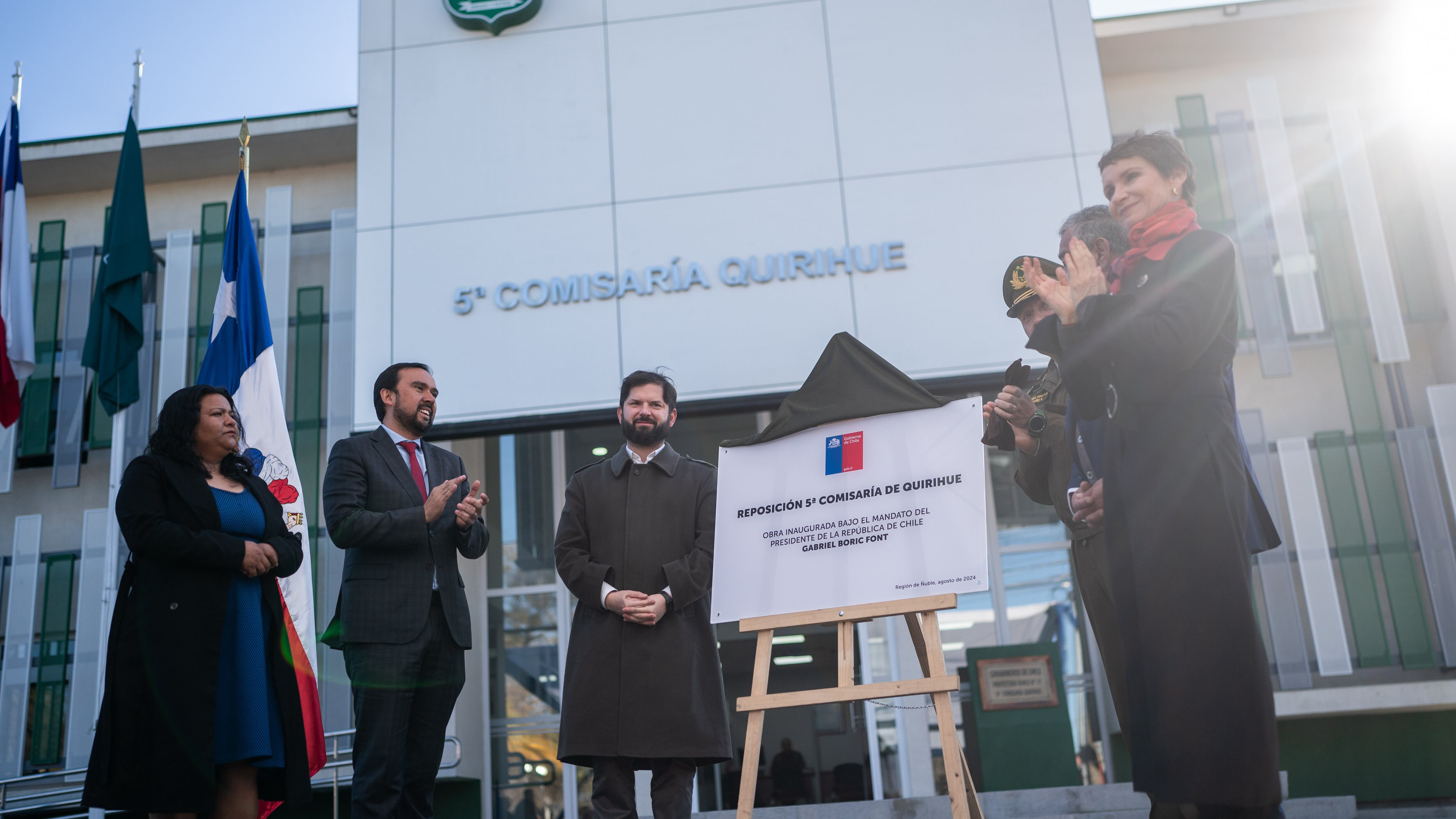 Boric, la ministra Tohá y el general Yáñez inauguran comisaría en Quirihue. / AGENCIARON