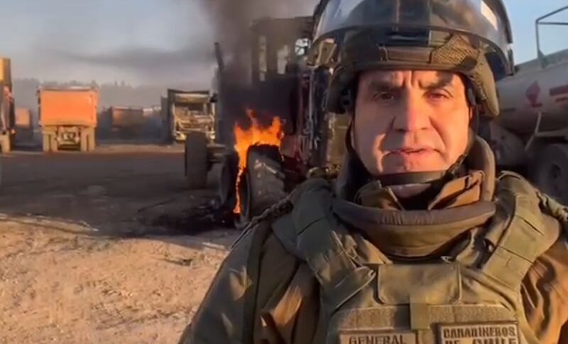 El General Renzo Miccono, Jefe de Zona de Carabineros Biobío, informa sobre el atentado a la central Rucalhue en Santa Bárbara-Quilaco