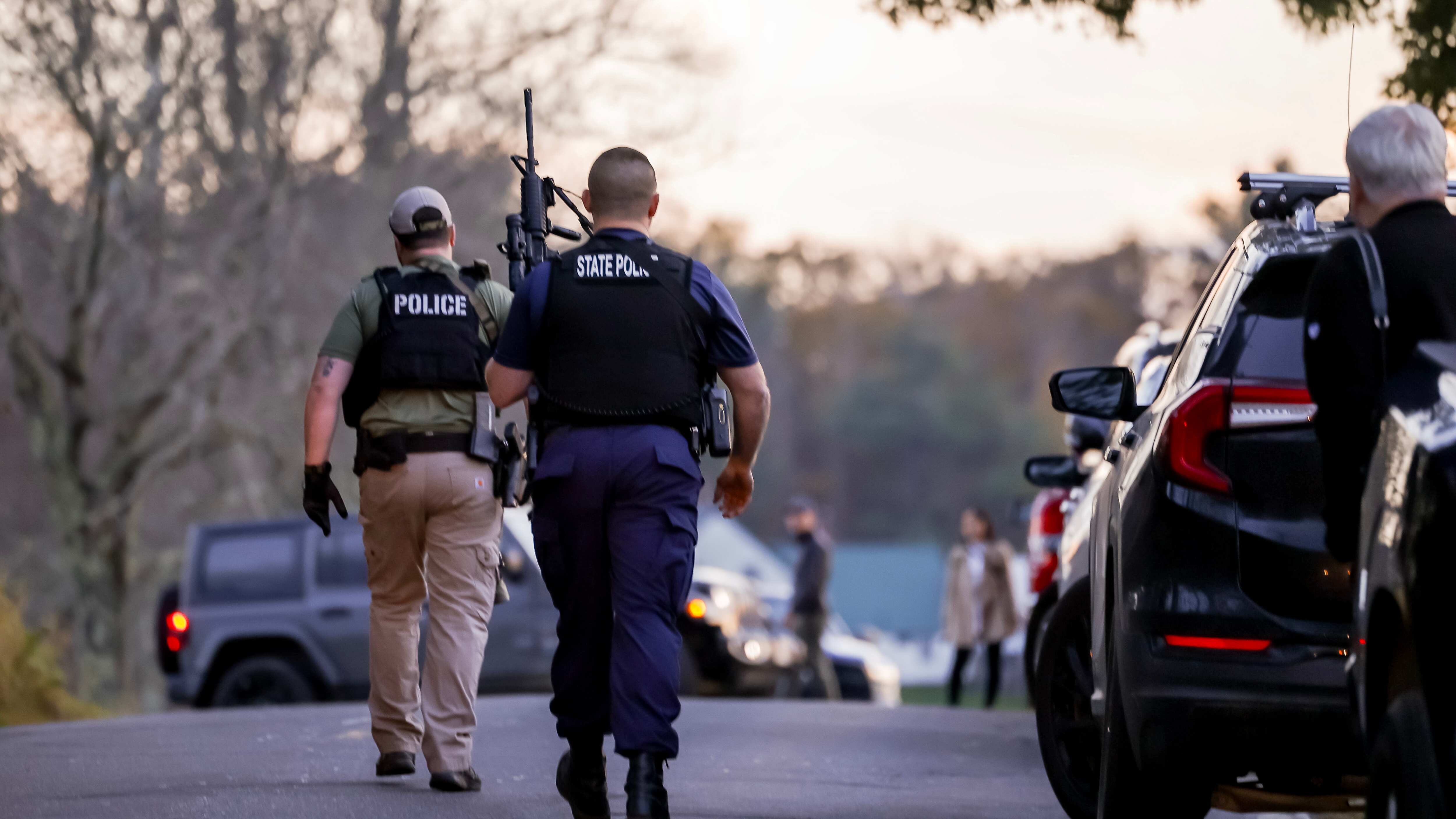 Agentes de la ley fuertemente armados se reúnen cerca de la casa del sospechoso de tiroteo masivo Robert Card en Bowdoin, Maine, EE.UU.