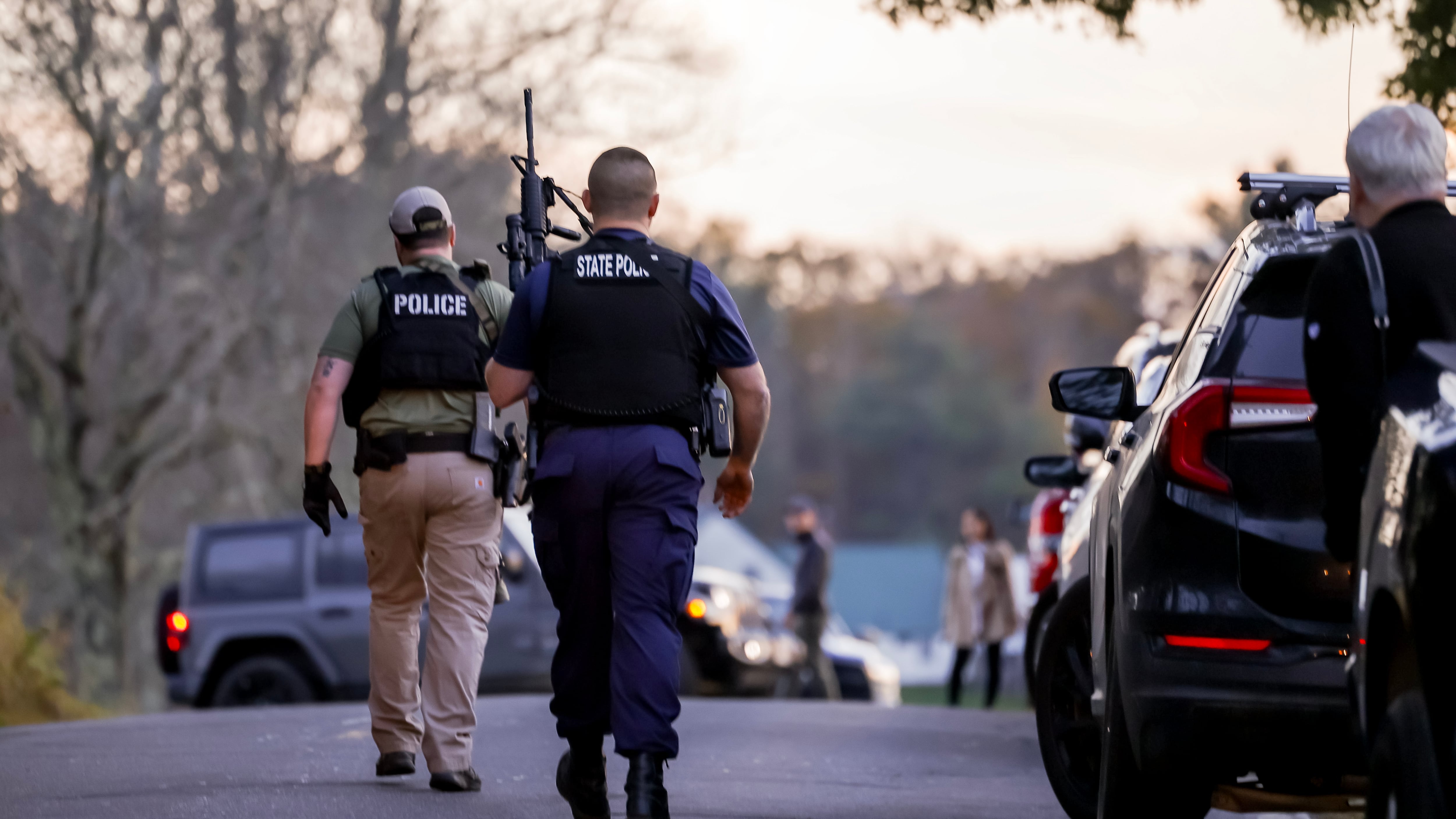 Agentes de la ley fuertemente armados se reúnen cerca de la casa del sospechoso de tiroteo masivo Robert Card en Bowdoin, Maine, EE.UU.