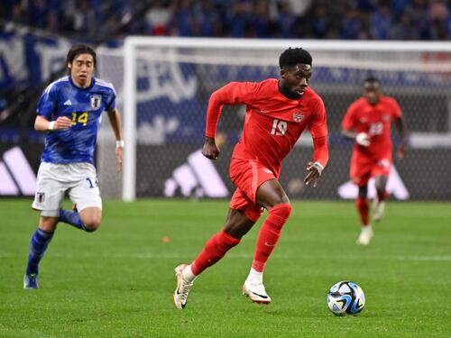 Alphonse Davies aumentó su colección de playeras de Messi en la Copa América 2024