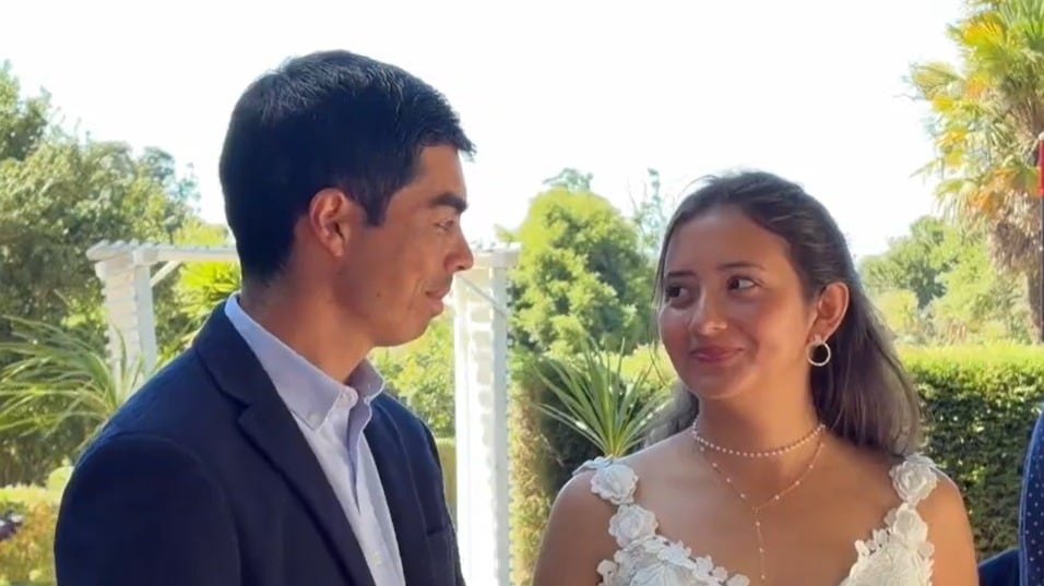 Pareja afectada por incendios en Punta de Parra se casó en emotiva ceremonia en el Parque Museo Pedro del Río Zañartu