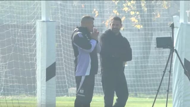 El DT argentino se presentó este viernes a los entrenamientos de Colo Colo, aunque se mantuvo alejado de los futbolistas albos.