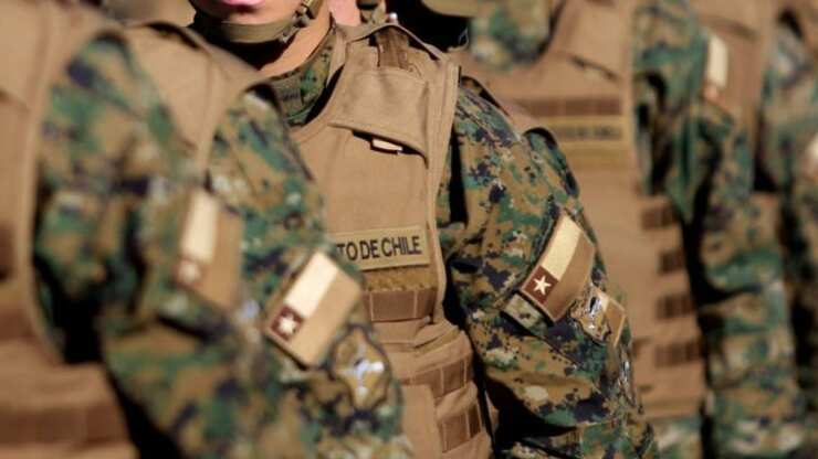 Contacto diario con los familiares de los soldados y, al menos, llamados tres veces al días con los padres de los conscriptos que se encuentran en estado grave tras la caminata de instrucción que terminó con la vida de un joven de 19 años, producto del frío extremo. 
Así lo reveló el general del Ejército desde el Hospital Militar, lo que contradice el reclamo realizado por los familiares, quienes acusan que sus hijos están incomunicados. 
En cuanto al primer balance entregado respecto a la salud de los conscriptos de la Brigada Motorizada N° 24 “Huamachuco”, quienes habrían realizado la instrucción solo con una camiseta con una temperatura de 15 grados bajo cero, el uniformado aseguró que eso no es correcto y que él vio “imágenes” que estaban debidamente equipados con la vestimenta adecuada.
“Eso es falso. Existen testimonios gráficos de cual era la vestimenta que estaban usando los soldados, iban con tenida de combate y ropa de abrigo. Y las condiciones del clima eran de 7.9 grados. Po lo tanto no eran las condiciones de menos 15 grados bajo cero. La vestimenta era estándar, conforme a los procedimientos establecidos, donde cada uno de los soldados va equipado con primera, segunda capa, ropa de abrigo, parka y el abrigo para la cabeza”. 
Además, respecto a las acusaciones de maltrato enfatizó que “están prohibido en el Ejército, no son aceptados. En caso de confirmarse, es una situación inaceptable 
“Tenemos a tres solados en el Hospital Militar de Santiago, tenemos a un soldado en el hospital Juan Noé de Arica y 18 soldados que están en observación, en el cuartel Fontecilla”. 
Además, respecto a la consulta de por qué no se les hizo una examen a los jóvenes antes de caminar a más de tres mil metros de altura, indicó que por ley solo se exige a quienes va a realizar trabajos. Pero, que desde ahora lo van a estudiar, tras el fallecimiento del conscripto.