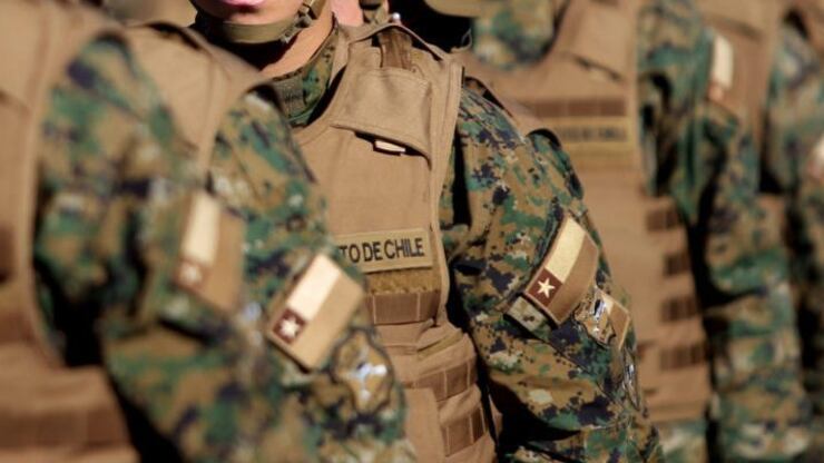 Contacto diario con los familiares de los soldados y, al menos, llamados tres veces al días con los padres de los conscriptos que se encuentran en estado grave tras la caminata de instrucción que terminó con la vida de un joven de 19 años, producto del frío extremo.
Así lo reveló el general del Ejército desde el Hospital Militar, lo que contradice el reclamo realizado por los familiares, quienes acusan que sus hijos están incomunicados.
En cuanto al primer balance entregado respecto a la salud de los conscriptos de la Brigada Motorizada N° 24 “Huamachuco”, quienes habrían realizado la instrucción solo con una camiseta con una temperatura de 15 grados bajo cero, el uniformado aseguró que eso no es correcto y que él vio “imágenes” que estaban debidamente equipados con la vestimenta adecuada.
“Eso es falso. Existen testimonios gráficos de cual era la vestimenta que estaban usando los soldados, iban con tenida de combate y ropa de abrigo. Y las condiciones del clima eran de 7.9 grados. Po lo tanto no eran las condiciones de menos 15 grados bajo cero. La vestimenta era estándar, conforme a los procedimientos establecidos, donde cada uno de los soldados va equipado con primera, segunda capa, ropa de abrigo, parka y el abrigo para la cabeza”.
Además, respecto a las acusaciones de maltrato enfatizó que “están prohibido en el Ejército, no son aceptados. En caso de confirmarse, es una situación inaceptable
“Tenemos a tres solados en el Hospital Militar de Santiago, tenemos a un soldado en el hospital Juan Noé de Arica y 18 soldados que están en observación, en el cuartel Fontecilla”.
Además, respecto a la consulta de por qué no se les hizo una examen a los jóvenes antes de caminar a más de tres mil metros de altura, indicó que por ley solo se exige a quienes va a realizar trabajos. Pero, que desde ahora lo van a estudiar, tras el fallecimiento del conscripto.