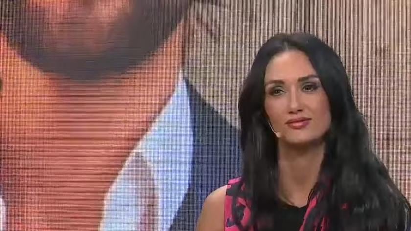 Por más que intentó disimularlo, la noticia igual impactó en algún lugar de su corazón. Así reaccionó Pamela Díaz, luego que Vanesa Daroch le contara en el programa Hay que decirlo que su expareja, Jean Philippe Cretton, está en una nueva relación.
La tarotista vio a través de las cartas cómo se veía el futuro amoroso para varias personalidades de la farándula, como Coté López con Luis Jiménez o Angélica Castro, cuando reveló que el nuevo rostro de TVN no estaría solo actualmente, tras terminar el pololeo de más de cuatro años con La Fiera.
“Está con alguien, pero está como viendo. Está tratando de ser él, o queriendo ser él mismo con esta persona”, señaló la reconocida medium.
Además, para ponerle más pelos a la sopa, entregó más detalles de cómo sería el supuesto romance del exconductor de Podemos Hablar, dando cuenta que no querría volver a cometer los mismos errores del pasado.