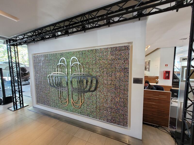 Obra de arte hecha reciclando plástico de BMW