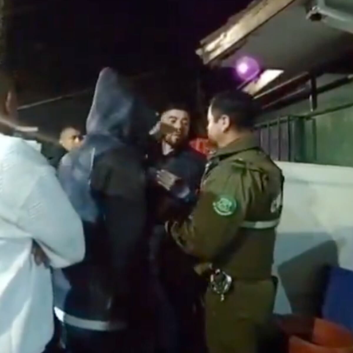 Arturo Vidal cuestiona a Carabineros por pedir identidad dentro de un pub Arturo Vidal cuestiona a Carabineros por pedir identidad dentro de un pub