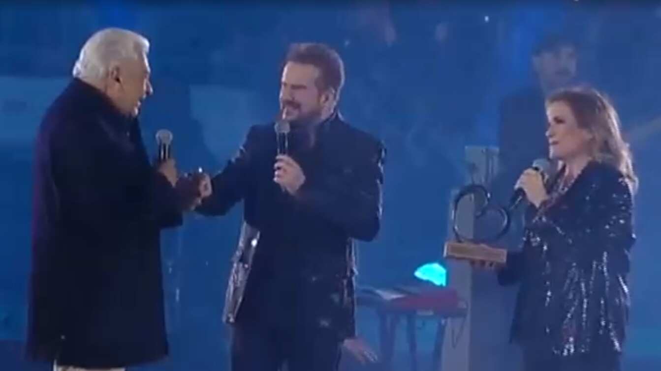 Pimpinela se presentó esta noche en el Estadio Nacional, en el marco del show de cierre de la Teletón. El dúo argentino hizo cantar a las más de 30.000 personas que llegaron al evento, aunque hubo un momento que causó tensión.
Resulta que los argentinos habían terminado de cantar su canción Cuando lo veo, en cuyo videoclip actúa Bejamín Vicuña, y se aprontaban para interpretar su clásico Pega la Vuelta.