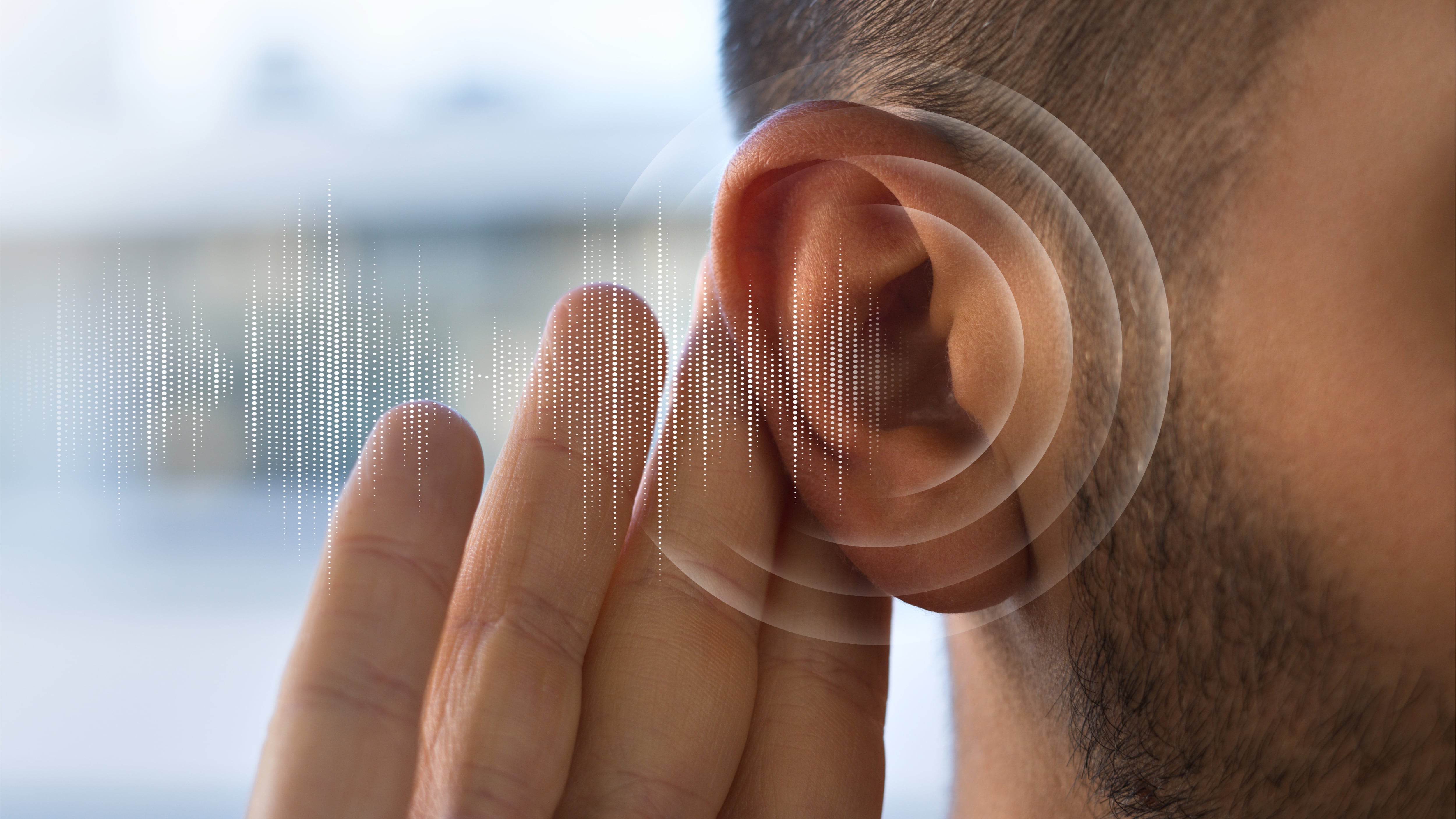 La salud auditiva tiene un efecto directo en el bienestar de las personas, y los oídos, al ser tan sensibles, requieren una atención especial para evitar daños permanentes. Foto: Freepik.