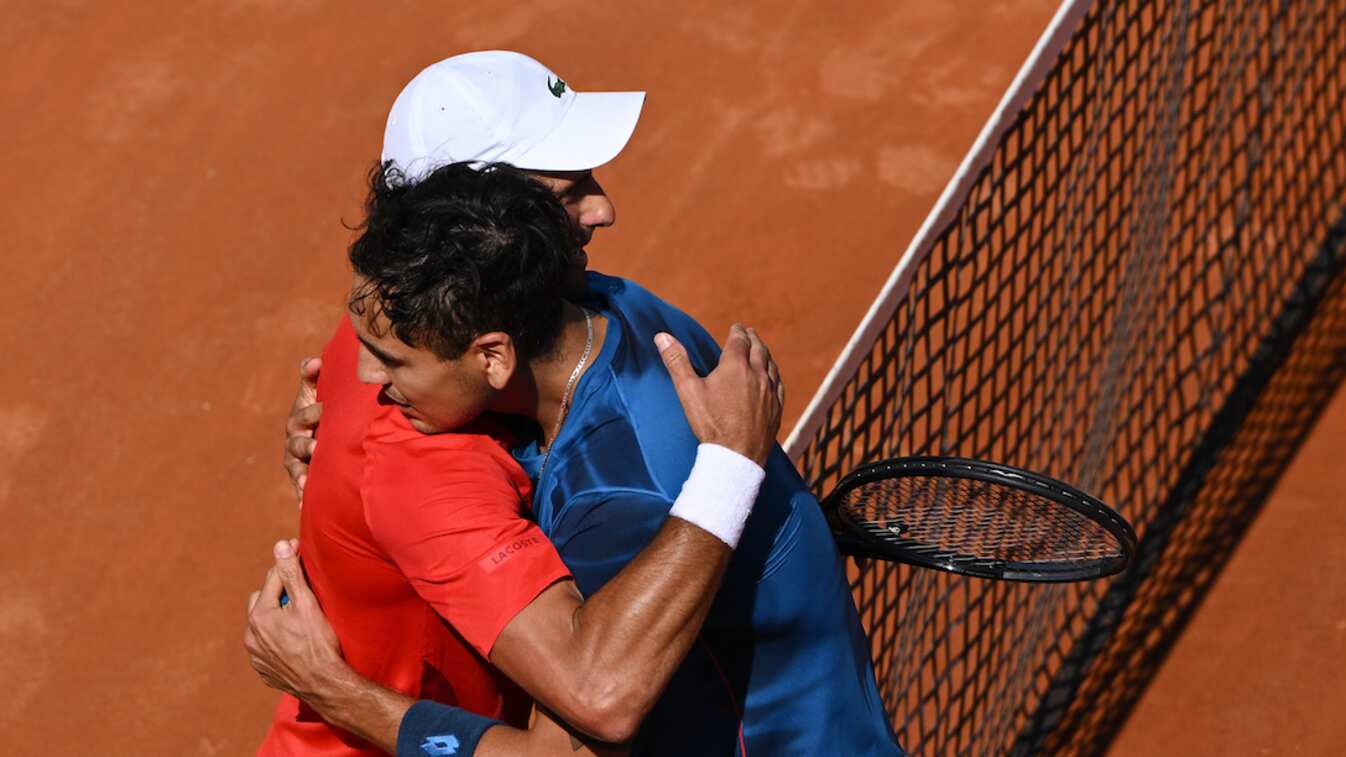 Alejandro Tabilo y Novak Djokovic / Getty