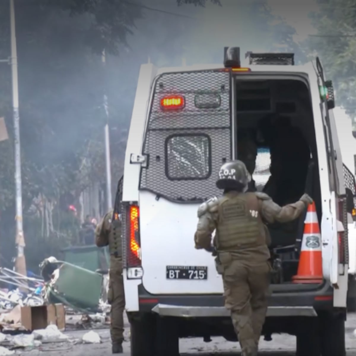 Fuertes enfrentamientos entre Carabineros y vendedores en Barrio Meiggs Fuertes enfrentamientos entre Carabineros y vendedores en Barrio Meiggs