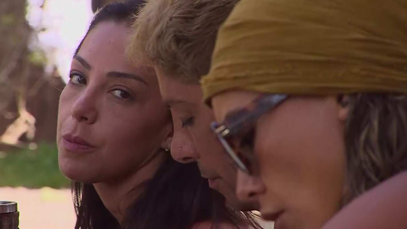 La periodista de farándula sigue molesta con Camila Recabarren, a quien acusó este lunes de querer "armar tongos" con ella al iniciar polémicas artificiales en el reality de Canal 13.