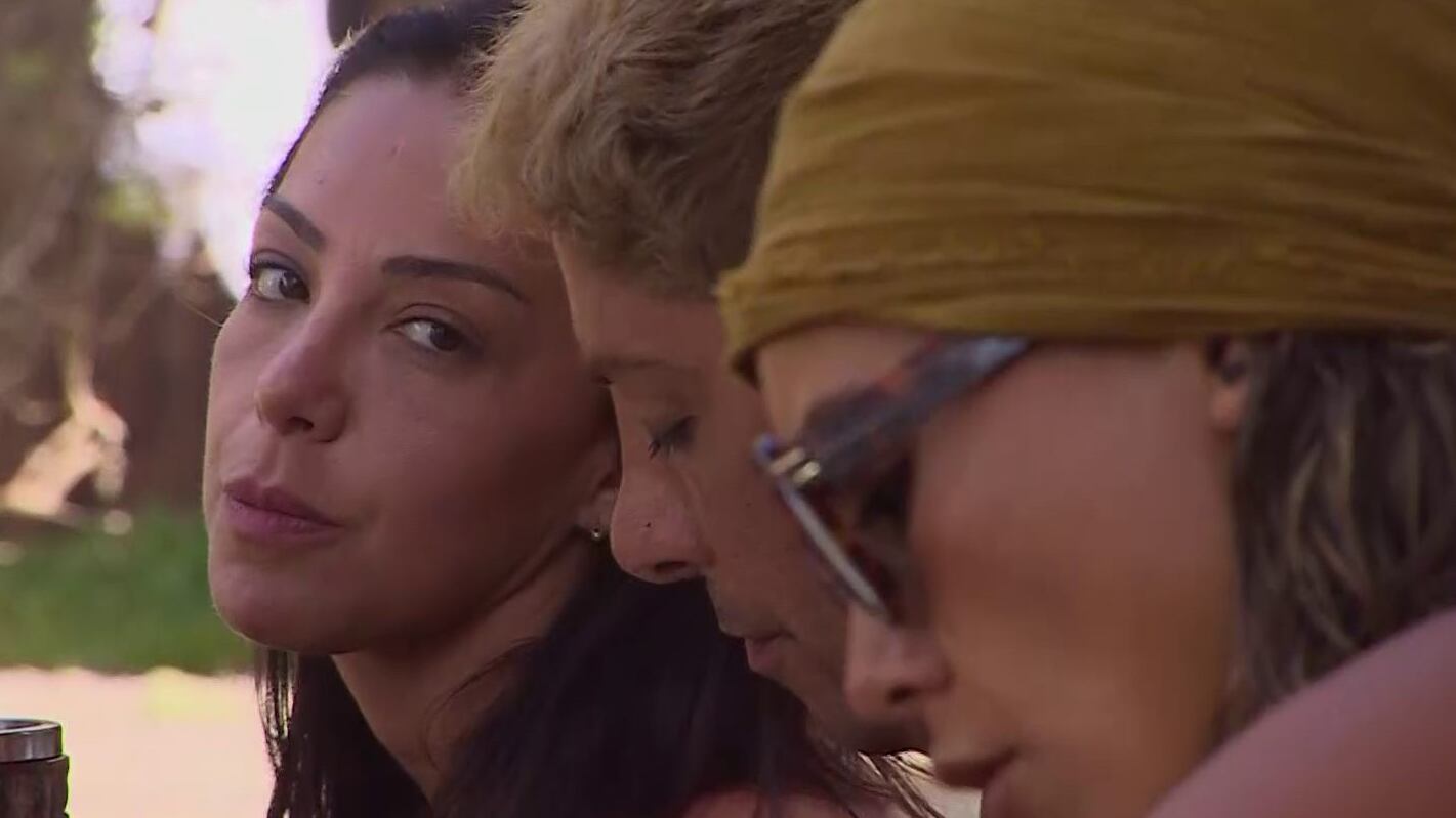 La periodista de farándula sigue molesta con Camila Recabarren, a quien acusó este lunes de querer "armar tongos" con ella al iniciar polémicas artificiales en el reality de Canal 13.