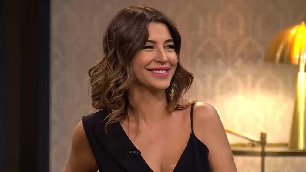 invitada a Podemos Hablar, la actriz y panelista Francisca Merino se refirió a los motivos que aún no le permiten ponerse el vestido blanco y dar el sí en el altar, junto a su pareja Andrea Marocchino.
Fue cuando el animador Julios César Rodríguez le preguntó respecto si tenía “la roca” (el anillo de comrpomiso), cuando ella confesó de manera divertida que “hasta el momento con una lata de cerveza me conformo”.
Tras ello y ya más en serio, explicó por qué aún no han logrado casarse con todas las de ley, asegurando que solo se debe a razones externas, puesto que el amor sigue más vivo que nunca.
“Llevamos seis años juntos, llevamos ocho meses viviendo juntos, tengo una familia preciosa, tenemos a Polo, Thor, a la Maya, que son nuestros cachorros, nuestras mascotas, tenemos a mi Dominique, a mi Amanda, a mi Cloe…sí, él quiere hacer una fiesta, él es el rey de los amigos, él se muere casarse y no invitar a los 500 amigos, a lo cual yo le digo no voy a poner un dividendo, el pie de una casa en un matrimonio, entonces en eso está, pero la verdad es como si estuviéramos casados, cachay, nos íbamos a casar antes de la pandemia”.