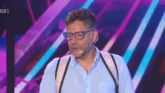 El comediante y periodista intentó hablar de distintos temas para intentar hacer reír al público, que había bailado con Gente de Zona y esperaba a Pailita en la última noche del certamen.
Si bien en un comienzo logró sacar algunas risas del público, al poco tiempo su presentación se fue enfriando y se tuvo que bajar del escenario entre silencios y pifias.
En el backstage del festival, el periodista comentó que “sentí que el público está esperando a Palilta, me sentí más complicado yo, no pasa nada, voy a seguir sin pega igual”.
“Pailita es un gran artista que están esperando. Hay que entender que los públicos son distintos, tienen motivaciones distintas todos los días y son respetables, así que no pasa nada”, agregó.