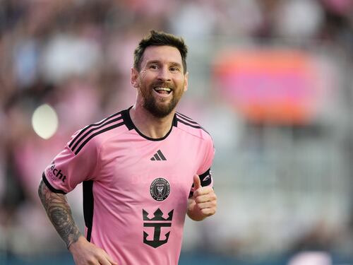 VIDEO. La eufórica reacción de un padre luego de que Messi le diera un pelotazo a su hija