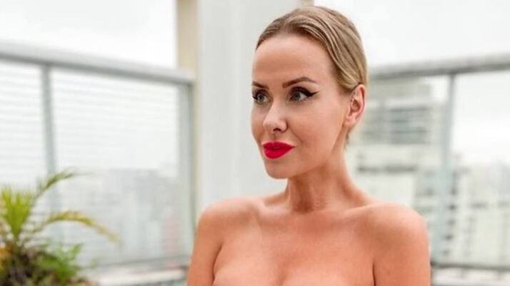 Luego, recalcó que “algo hay en ella, algo pasó ahí que necesita investigar tanto el caso de los relojes robados. Dos horas hablando de eso en un canal de televisión cuando hay cosas más importantes”.
Posteriormente, al opinóloga aprovechó su espacio en Tal Cual, programa de TV+, para contar una papita.
“Yo dije en mi canal que me llama la atención que ella (Laura) salga todos los días en televisión y recomendando el libro. ‘El libro sale en mayo, el libro sale en mayo, el libro sale en mayo’.Ya, ok, ella quiere promocionar su libro... ¿pero tanto?”, se preguntó.
Y luego reveló: “La Lola Melnick me llamó y me dice ‘yo fui víctima de ella (de Laura Landaeta)’. Lola me dice que me encuentra razón en lo que dije, que algo hay detrás de esto. ¿Qué es lo que es? No lo sé. Me dijo: ‘Yo viví el drama de haber sido acusada de prostitución cuando recién llegué de Rusia y hasta el día de hoy me sigue ese cartel’”.
“Yo le digo: ‘¿Tú crees que hay algo detrás de esto?’. ‘Sí’ me dijo, y me contó algo que no voy a decir acá”, agregó Maldonado, que dejó a medias el cahuín.