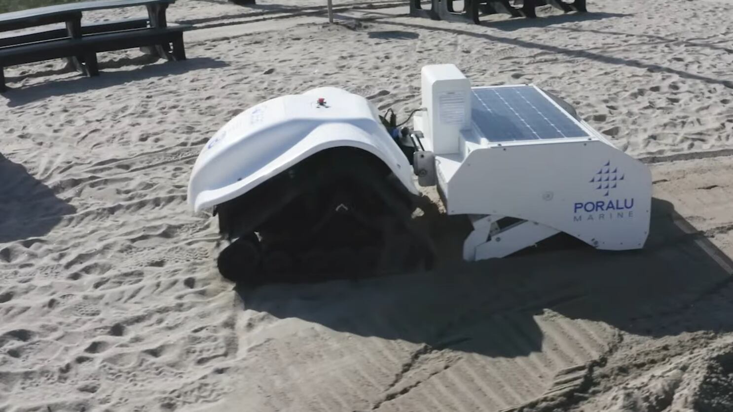 Conoce a BeBot, el primer robot pensado para mover la arena de las playas en busca de basura