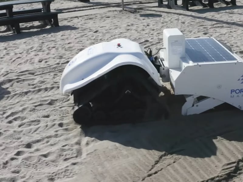 Bebot: Este robot revuelve la arena de las playas en busca de basura y separarla